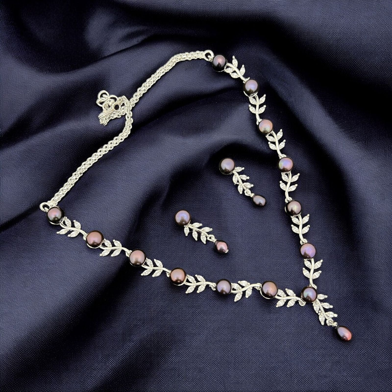 Delicate Leaf Motif Pearl Necklace Set in Silver Tone