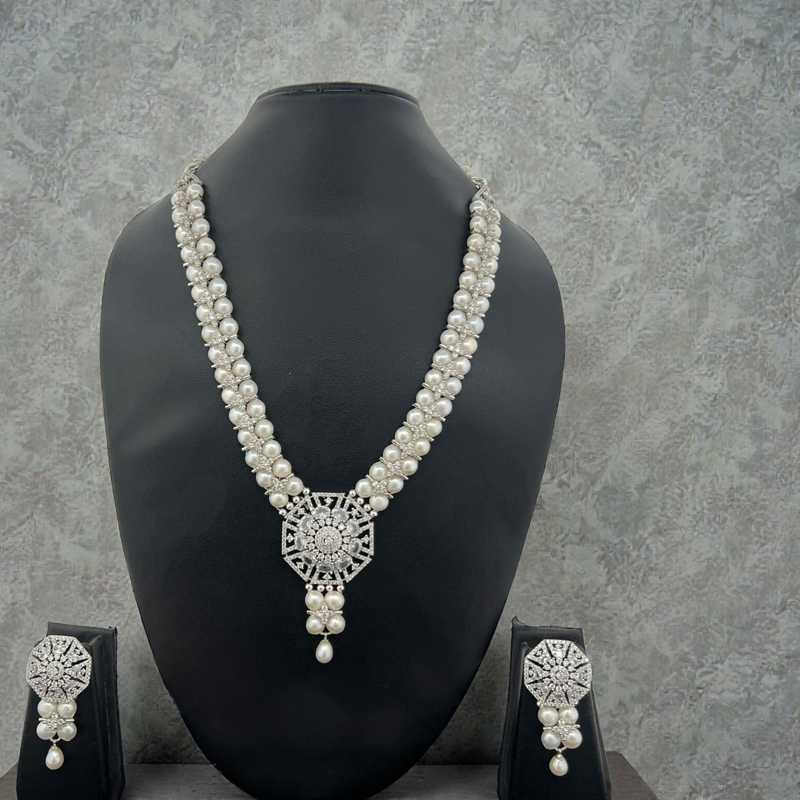 Elegant Pearl Necklace Set with Diamond-Finish Geometric Pendant